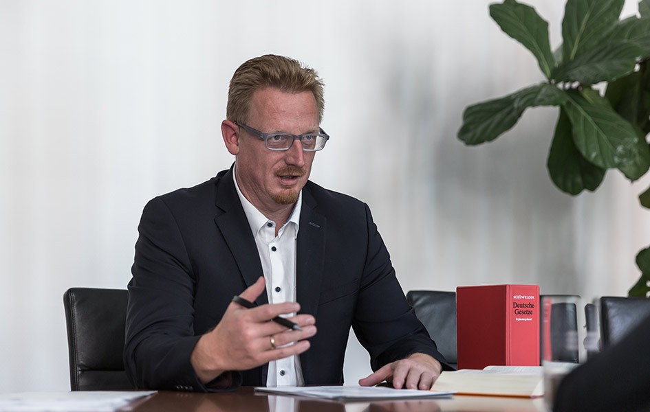 Markus Debevc beim Beratungsgespräch
